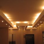 комбинирована подсветка на потолке