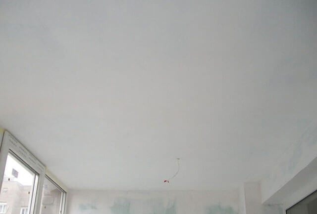 Зашпаклеваный потолок для покраски